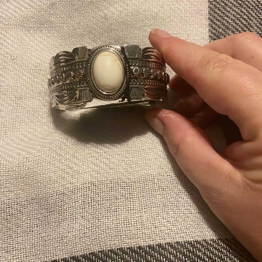 Paparazzi Silver Bracelet with Ivory Center
